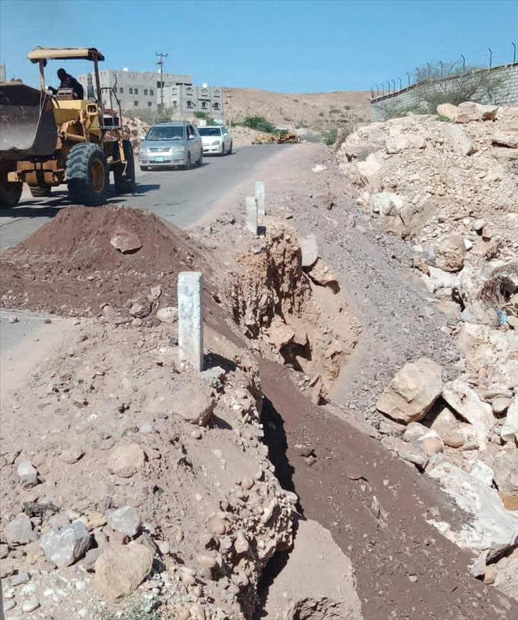 أعمال طارئة لإصلاح طريق عتق النقبة لماطر في شبوة عقب أضرار السيول