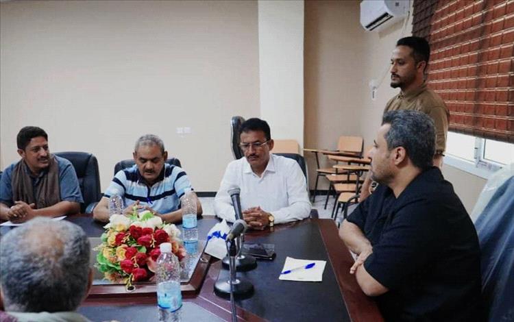 محافظ لحج "الحالمي" يناقش مع مدير هيئة الأراضي سبل معالجة قضايا العقارات وحماية الممتلكات العامة