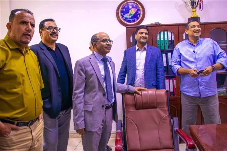 وزير النفط والمعادن يتفقد سير العمل بشركة النفط اليمنية في عدن ويشيد باستقرار الحالة التموينية