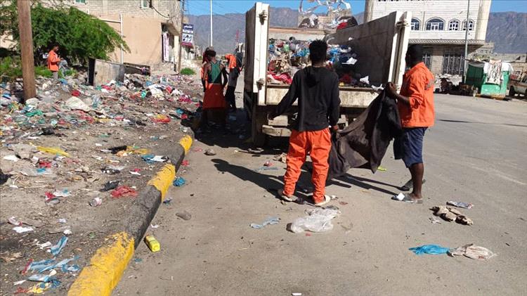 عمال النظافة في لودر يواصلون حملاتهم اليومية لتنظيف المدينة 