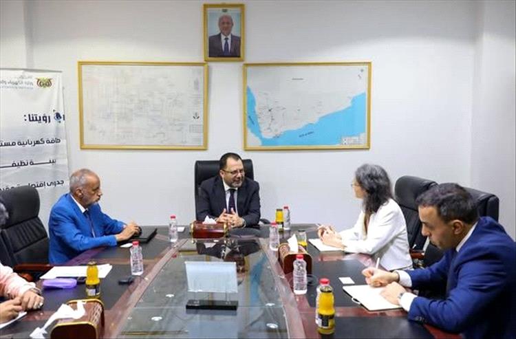 وزير الكهرباء يبحث في عدن مع وفد فرنسي تعزيز التعاون في قطاع الطاقة