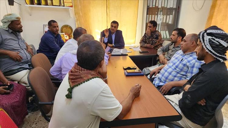 اجتماع موسع بسقطرى لتنظيم عمل الميناء وإنهاء الخلافات بين النقابة والتجار