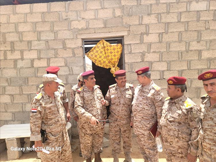 لجنة مكلفة من وزير الدفاع تدشّن أعمال حصر القوة في اللواء 37 مدرع بمعسكر الرويك