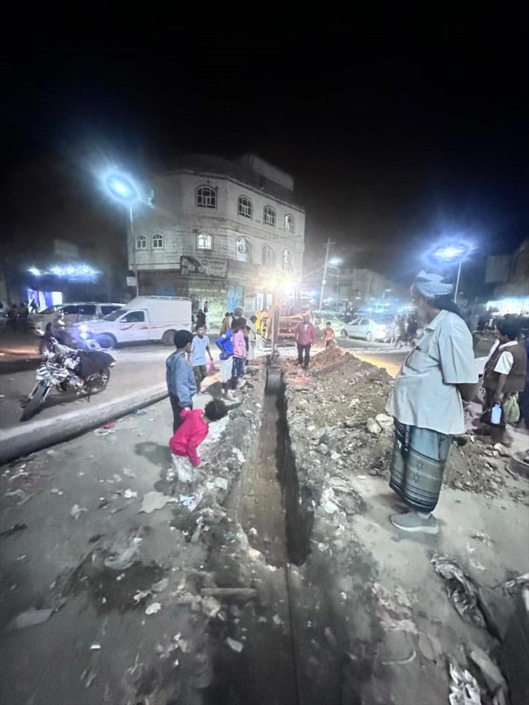 لودر.. تنفيذ أعمال استبدال خط صرف صحي متهالك بمساهمة رسمية ومجتمعية