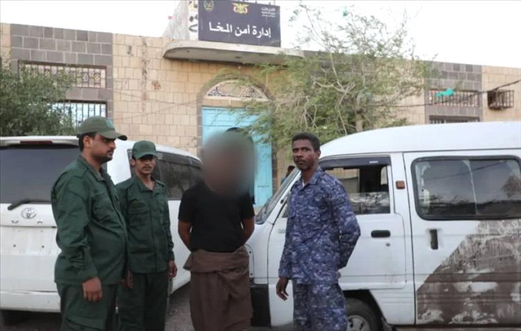 أمن المخا يضبط باصًا مسروقًا ويسلّمه مع المتهم إلى شرطة عدن
