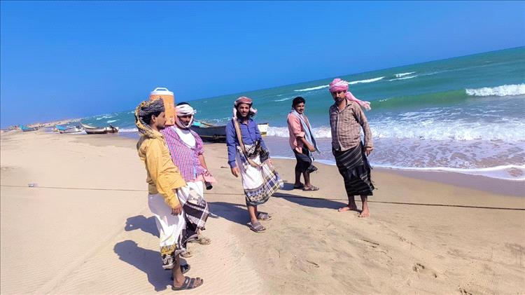 في حملة إنسانية واسعة.. شباب "أحور" يمشطون سواحل المديرية بحثاً عن الشقيقين "العظمي"