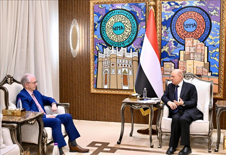 رئيس مجلس القيادة: امن الممرات المائية مرهون بإنهاء سيطرة وكلاء ايران على اجزاء من البر اليمني