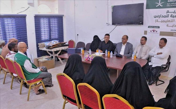 مدير عام سيئون يدشن توزيع الوسائل التعليمية لعدد من مدارس المديرية ضمن مشروع ( بداية )