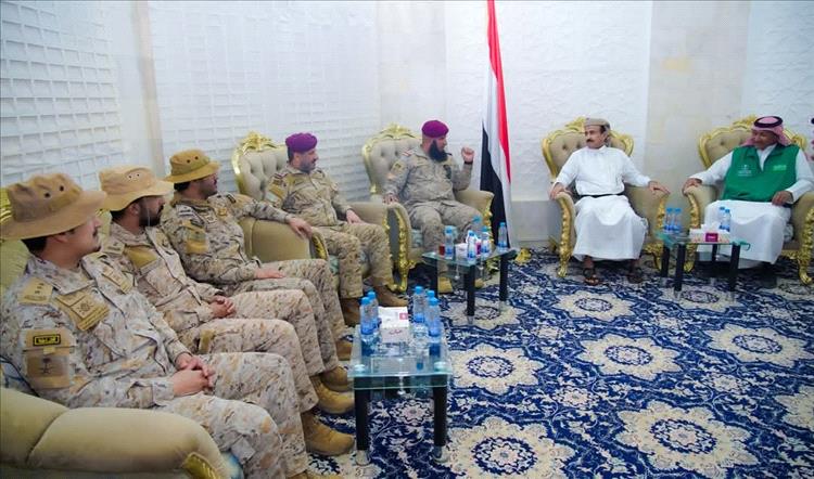 محافظ شبوة يلتقي قائد قوات التحالف وفريق البرنامج السعودي ويشيد بدعم الأشقاء في المملكة