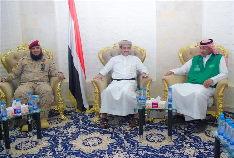 المحافظ بن الوزير يلتقي قائد قوات التحالف وفريق البرنامج السعودي ويشيد بدعم الأشقاء في المملكة