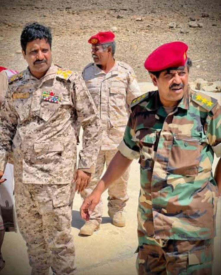 قائد لواء بارشيد يتفقد مواقع عسكرية في حجر ويغلق طرقًا فرعية لتعزيز الأمن