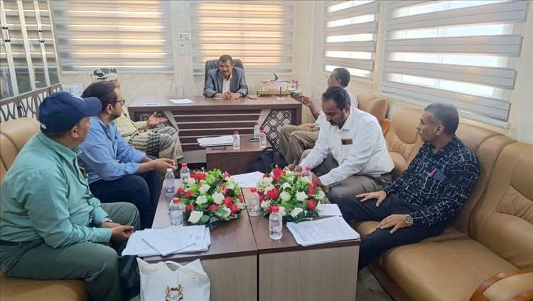 الأمين العام لمحلي المهرة يطّلع على آلية تحديد مرتبات الأخصائيين وتنظيم العمل بالمستشفيات لعام 2026