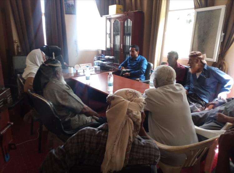 العرابي يلتقي عُقّال الحارات في الحوطة لبحث تعزيز النظافة والوعي البيئي في لحج