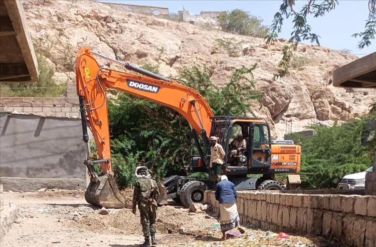 فريق المخالفات بالمؤسسة المحلية للمياه بأبين تنفذ حملة واسعة لفصل الربط العشوائي من خطوط نقل المياه من حقول الآبار