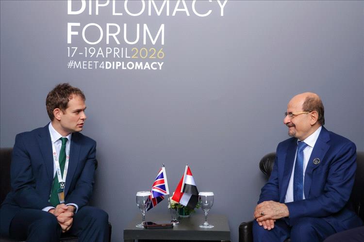 رئيس الوزراء وزير الخارجية يلتقي وزير الدولة البريطاني لشؤون الشرق الأوسط لبحث تعزيز الشراكة ودعم جهود التعافي