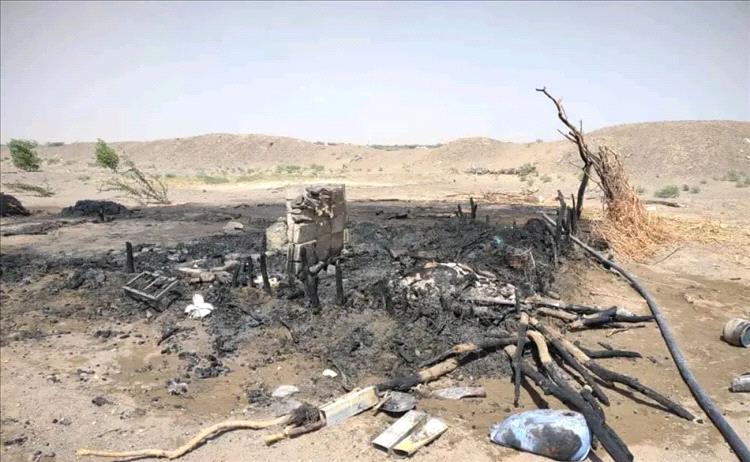 حريق مروع يدمّر منزل أسرة بالكامل في ريف المخا ويشرد أمًا وأطفالها