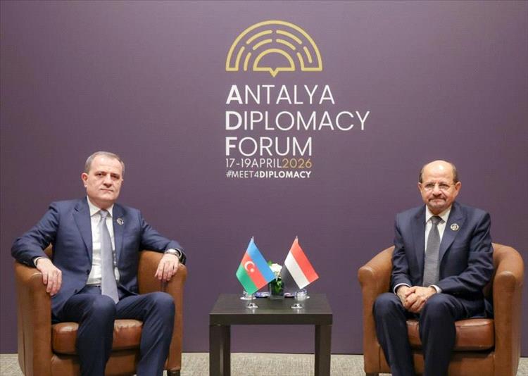 رئيس الوزراء يبحث مع وزير خارجية أذربيجان تعزيز العلاقات والتنسيق الدولي 
