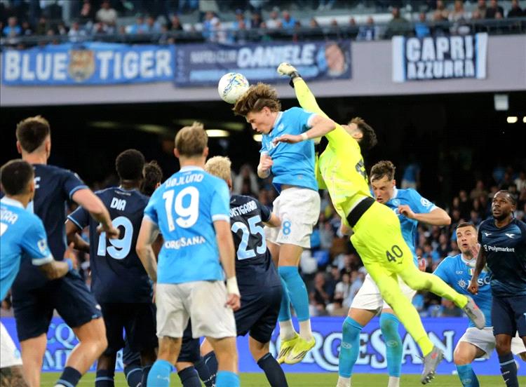 «الدوري الإيطالي» لاتسيو يقدّم هدية ثمينة للإنتر بفوزه على نابولي