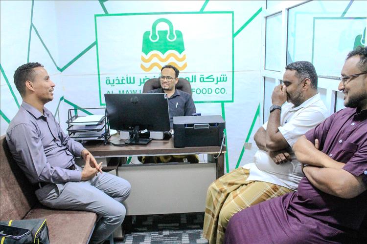 شركة الموج الأخضر تهدي شباب القرن بسيئون طقماً رياضي