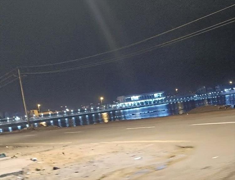 ارتفاع منسوب مياه البحر يثير قلق الأهالي بعدن