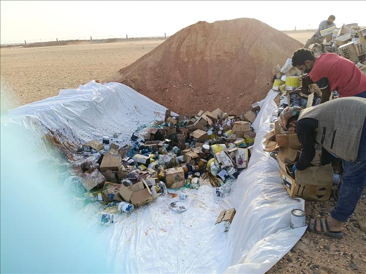 حضرموت: جمارك منفذ الوديعة تتلف بضائع منتهية وممنوعة بقيمة 46 مليون ريال
