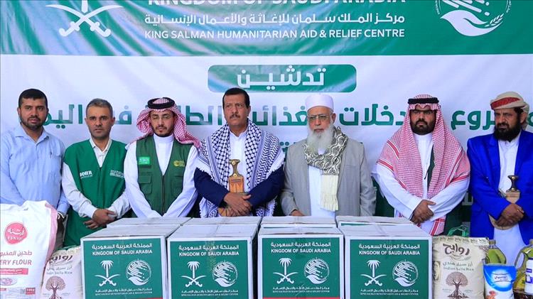 وكيل محافظة مأرب "مفتاح" يدشن توزيع مساعدات غذائية طارئة مقدمة من مركز الملك سلمان للإغاثة