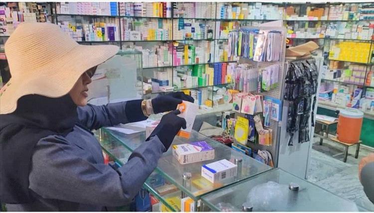 وكيلة محافظة تعز تنفذ حملة رقابية على عددٍ من الصيدليات ومخازن الأدوية