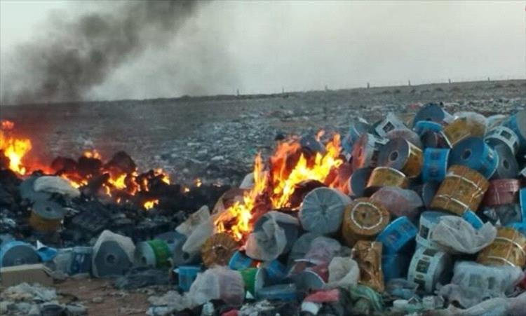 إتلاف كميات كبيرة من السلع المخالفة في منفذ الوديعة بحضرموت 