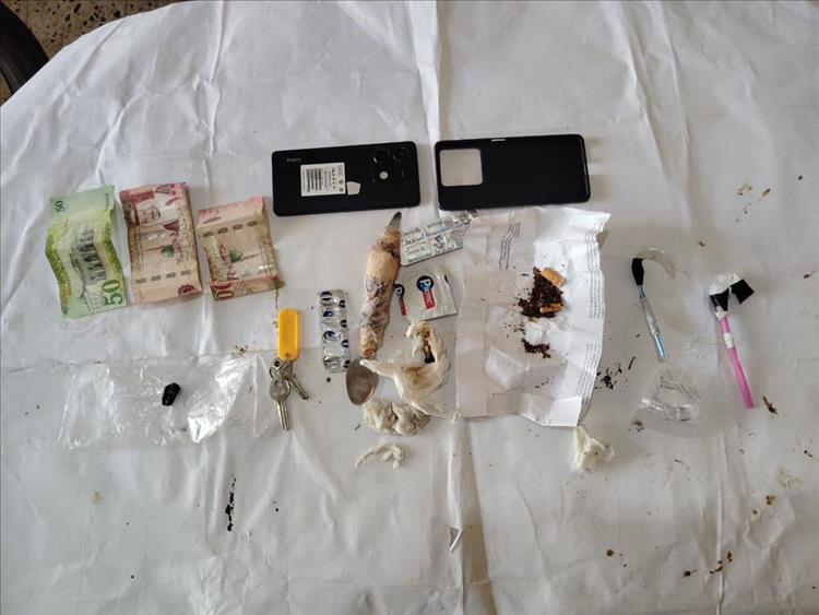 مكافحة المخدرات تنفذ حملة أمنية وتضبط مصنعاً للخمر البلدي وبائع قات وحشيش وتداهم أوكار تعاطٍ بالمكلا