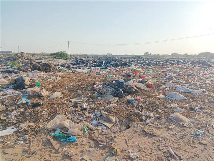 كارثة بيئية في مصعبين.. سكان يشكون من تحويل قريتهم إلى مكب نفايات مقابل المال