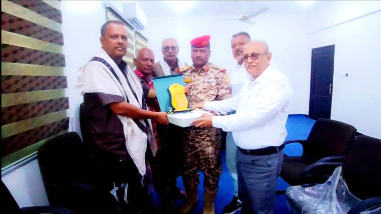 مكتب الشباب والرياضة بلحج يكرّم مدير عام مديرية تبن بـ "درع التميز"