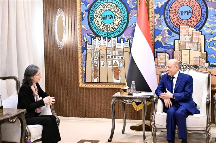 رئيس مجلس القيادة يحذر من مخاطر استمرار النظام الإيراني بالاستثمار في المليشيات الارهابية