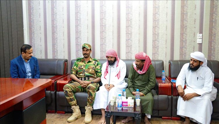 المحافظ بن الوزير يؤكد على أهمية التوجيه المعنوي في تعزيز جاهزية قوات دفاع شبوة