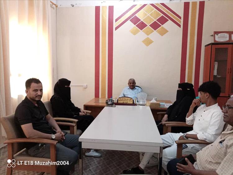 مدير معهد أمين ناشر ابين يرأس اجتماعاً مع لجنة الحفل ويؤكد على أهمية إخراج الفعالية بالشكل الأمثل