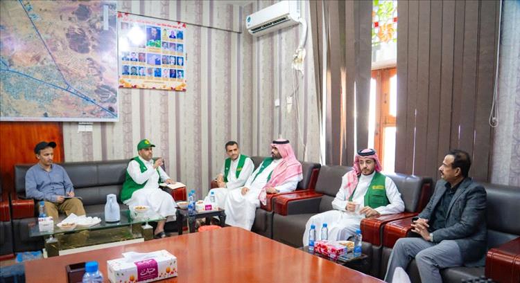 محافظ شبوة يثمن جهود مركز الملك سلمان ويبحث تعزيز التدخلات الإنسانية