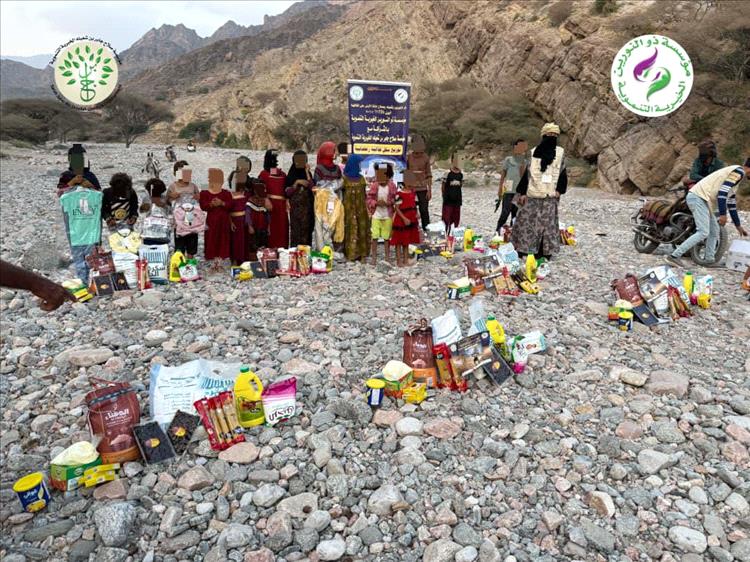 ذو النورين وبن شعيله يصلان إلى قرى نائية في أبين ويوزعان مساعدات إنسانية