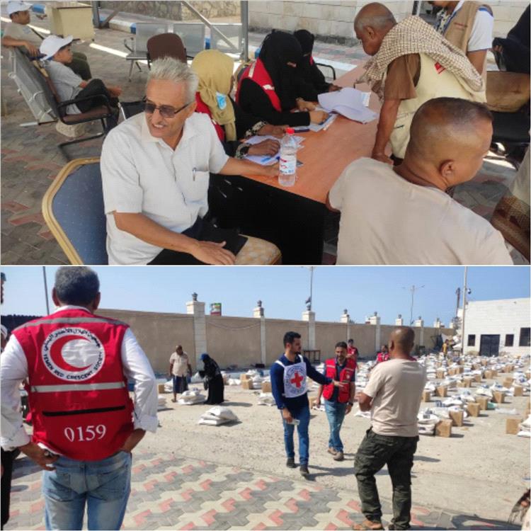 الهلال الأحمر اليمني – يوزّع سللًا غذائية للأسر الفقيرة في خورمكسر بدعم من الصليب الأحمر الدولي