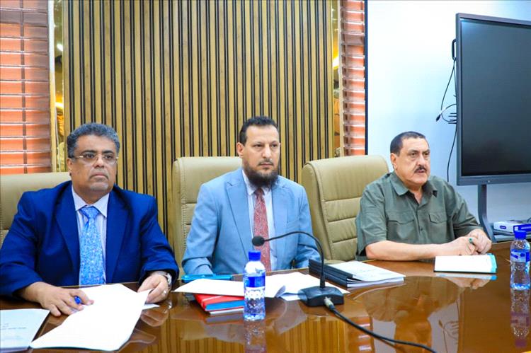 تنفيذي عدن يناقش تحديات قطاعي الكهرباء والصحة وسبل معالجتهما