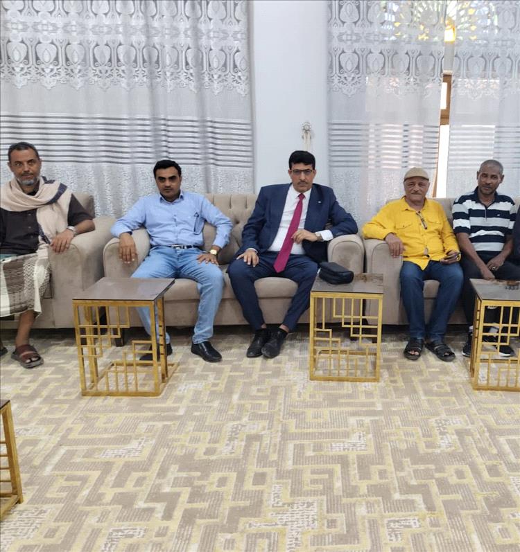 بيبك يلتقي قيادة محافظة سقطرى ويناقش تطوير مشاريع البنية التحتية الرياضية 