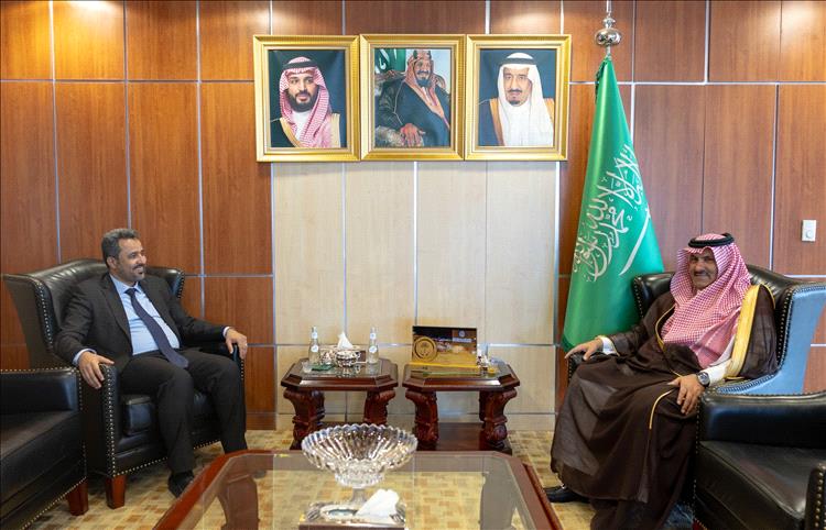 السفير آل جابر يستعرض مع محافظ لحج " الحالمي" سبل دعم التنمية والترتيبات للحوار الجنوبي