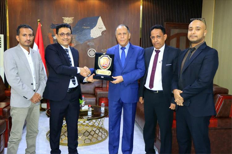 وحدة جمع المعلومات المالية تكرّم وزير الصناعة والتجارة تقديراً لجهوده في تعزيز منظومة مكافحة غسل الأموال وتمويل الإرهاب