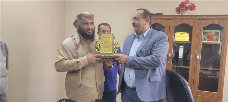 أمين عام المجلس المحلي يكرم مدير عام طور الباحة بدرع" الوفاء والاخلاص" تقديراً لجهوده المتميزة 