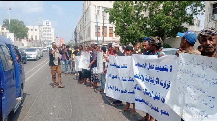 تصعيد أمام مبنى محافظة عدن.. اتحاد تعاوني يفتح النار على مسؤول حكومي