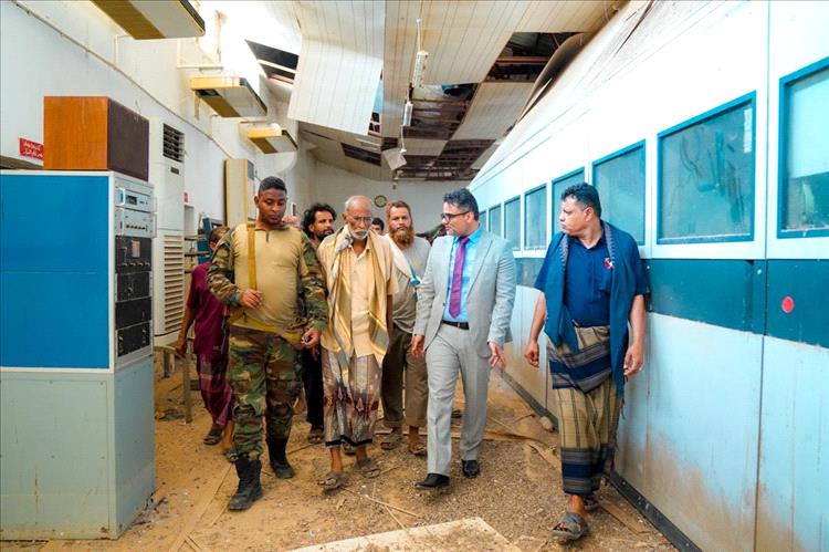 نائب وزير الإعلام يتفقد موقع الإرسال الإذاعي بالعاصمة عدن ويوجه بتشكيل لجنة لتقصي وقائع السرقة والتعديات