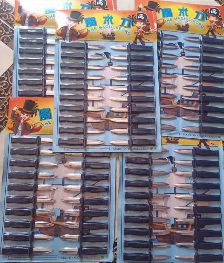 مصادرة ألعاب خطرة على شكل سكاكين من سوق زنجبار وتحذيرات من تداولها