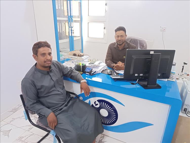 المدير التنفيذي لمؤسسة وادي دوعن للتنمية يزور مستشفى رؤية لطب العيون بسيؤن 