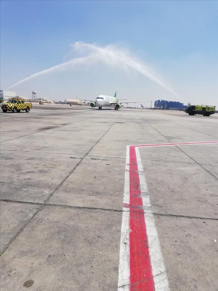 استقبال احتفالي لطائرة المنصورة التابعة لطيران عدن في مطار القاهرة 