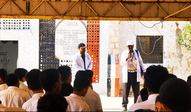 فريق الاستجابة السريعة بالغيضة يدشن نشاط التوعية الصحية حول مرض الحصبة بمدارس مديرية الغيضة