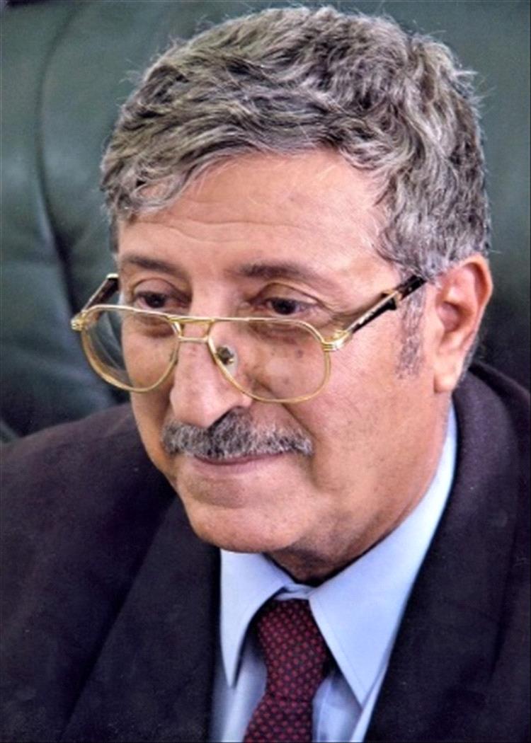 لمثقف بين مطرقة الرمز وسندان الواقع: قراءة في ثنائية المقالح 