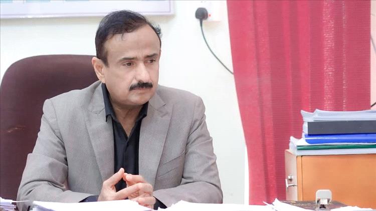 محافظ شبوة يناقش سير مشروع المساعدات الغذائية الطارئة ويطلع على نشاط البريد والرقابة على الأسواق